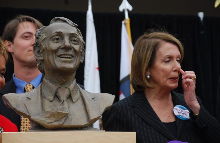 Photo emerges of Nancy Pelosi Stop Speech to Pick Her Nose On Stage