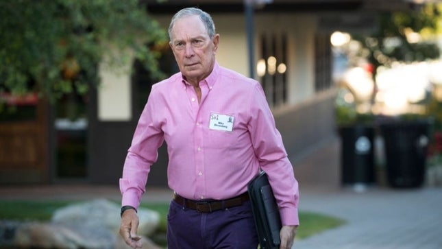 Bloomberg campaign talks to reporters about him standing on a box for tonight’s debate